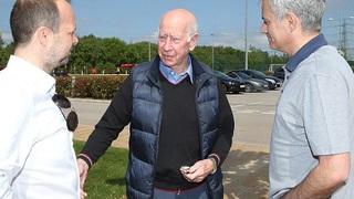 Mourinho 'dàn hòa' với Sir Bobby Charlton trong ngày đầu làm việc ở Man United